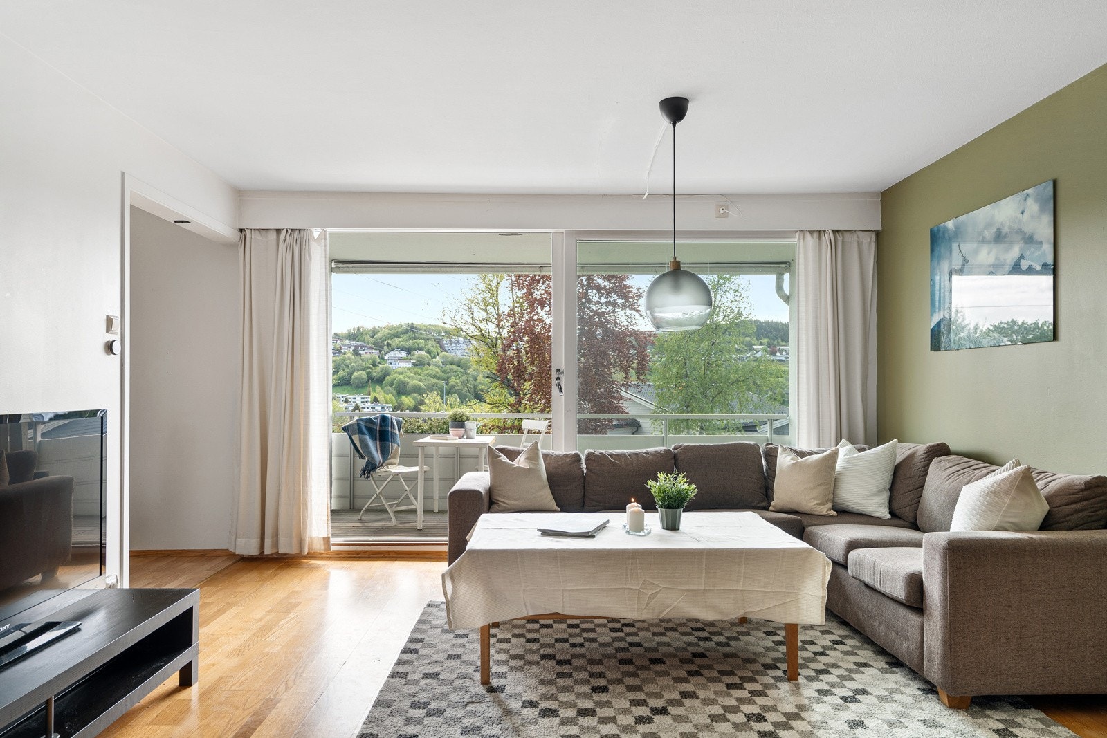 På stuen er det uttak for kabel-tv og bredbånd som inngår i de månedlige felleskostnadene. Galleribilde