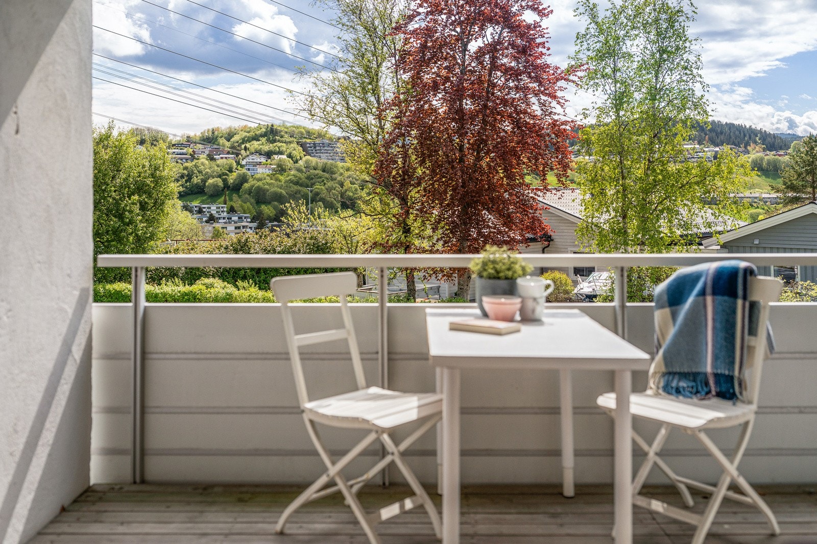 Uteplassen har god plass for utemøblement og grillen. Galleribilde