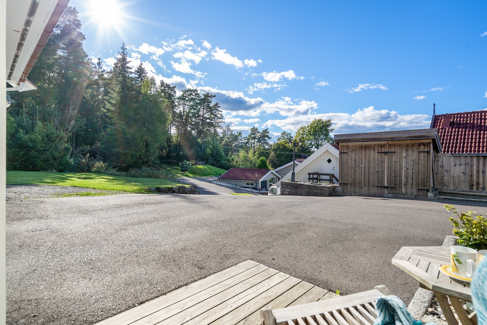 Romslig gårdsplass. Galleribilde