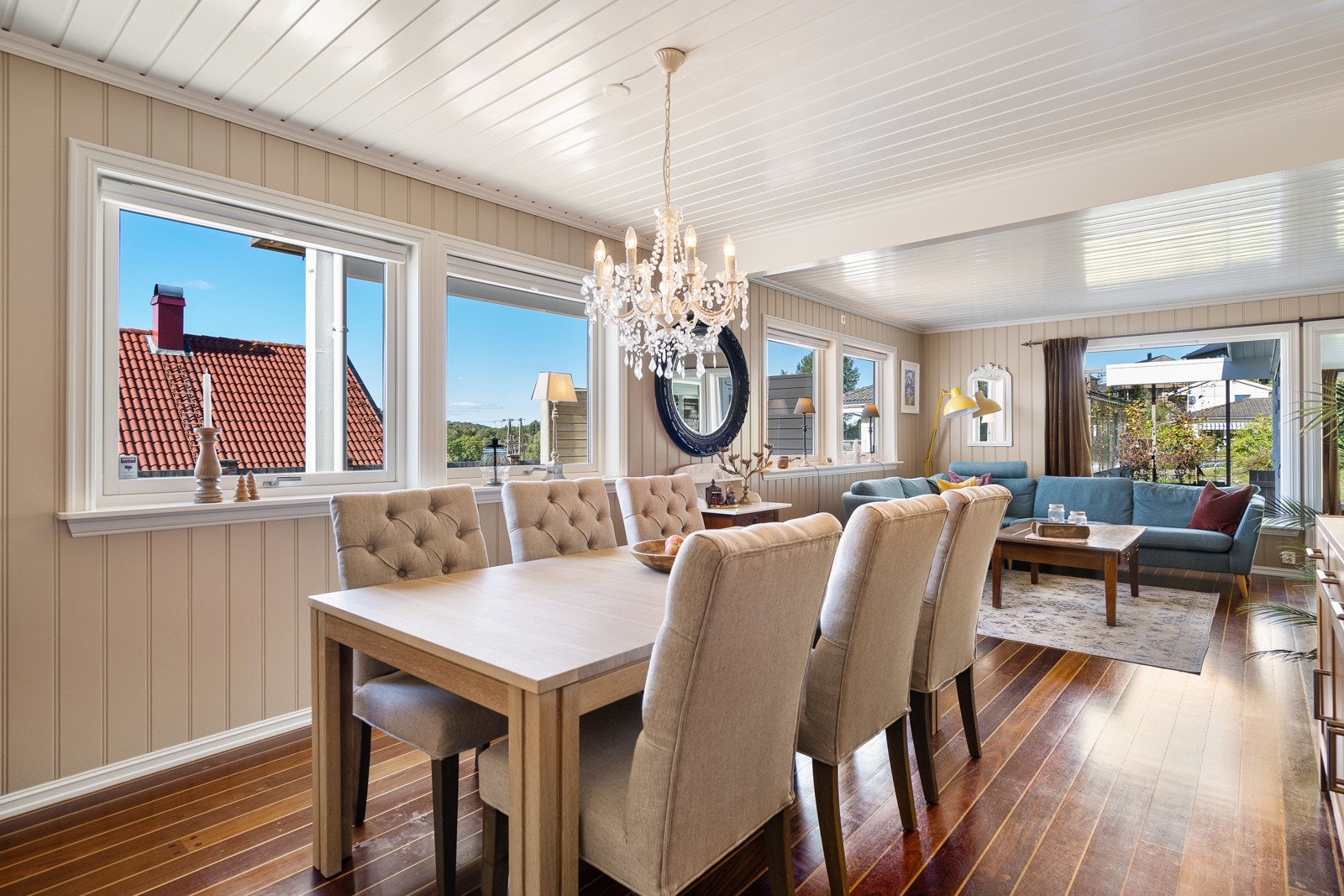 Stuen ligger i åpen løsning med spisestuen, som har rikelig med plass til et langbord - perfekt for å samle gjester til gode måltider og sosiale sammenkomster. Galleribilde