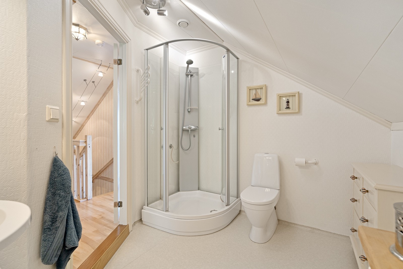 Lyst bad som inneholder innredning, servant med underskap og sideskuff, , overskap med speilfront, nyere toalett, samt et dusjkabinett som beskytter resten av badet ved at vannet renner direkte i sluket. Dette sikrer et praktisk og vedlikehol Galleribilde