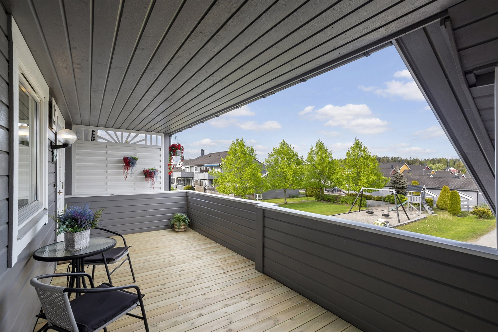 Boligen har god plass for oppbevaring - Loftsrom, bod inne, bod ute og garasje Galleribilde