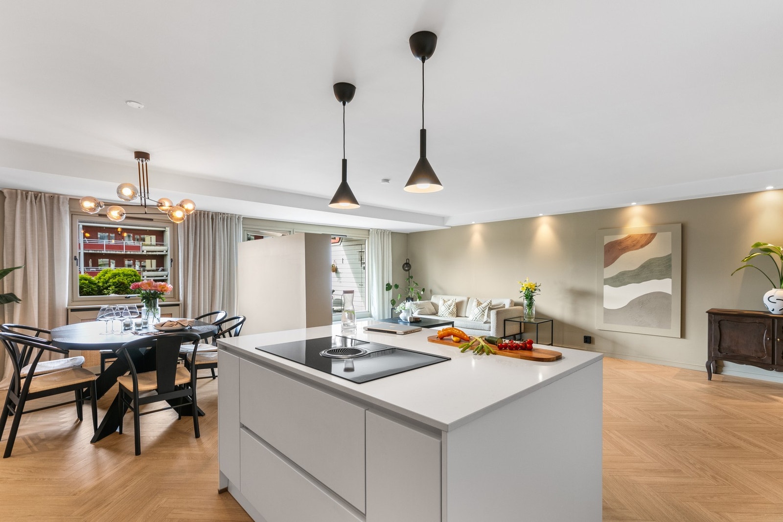 Leiligheten ble bygget om i 2020 og fikk da en åpen og sosial planløsning, samtidig som man lykkes med å skape ulike soner Galleribilde