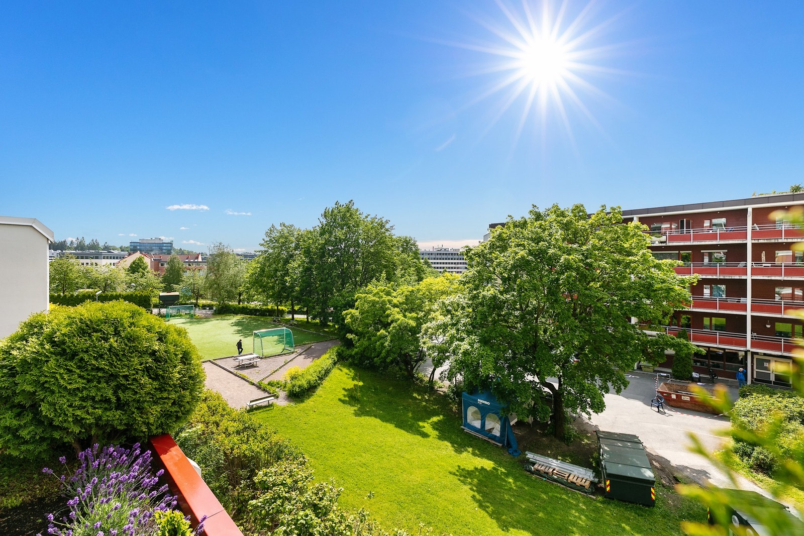 Leiligheten har to solrike uteplasser Galleribilde