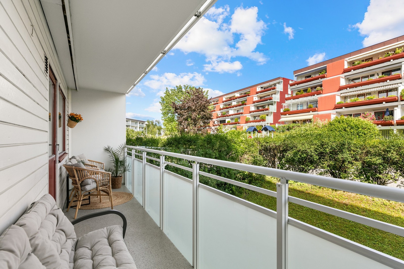 På terrassen ved inngangspartiet er det nydelig morgensol Galleribilde