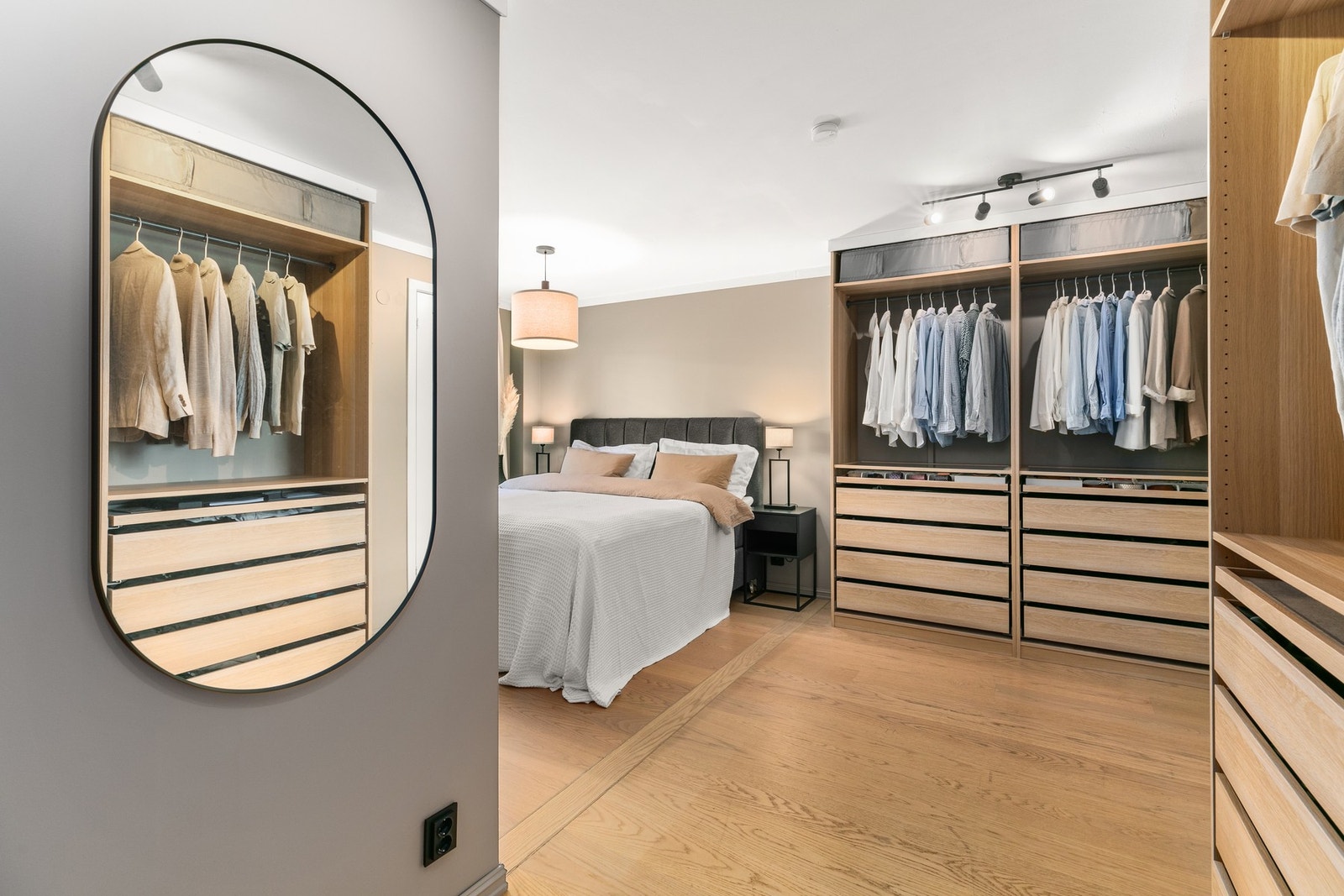 Her er det godt med garderobeplass Galleribilde