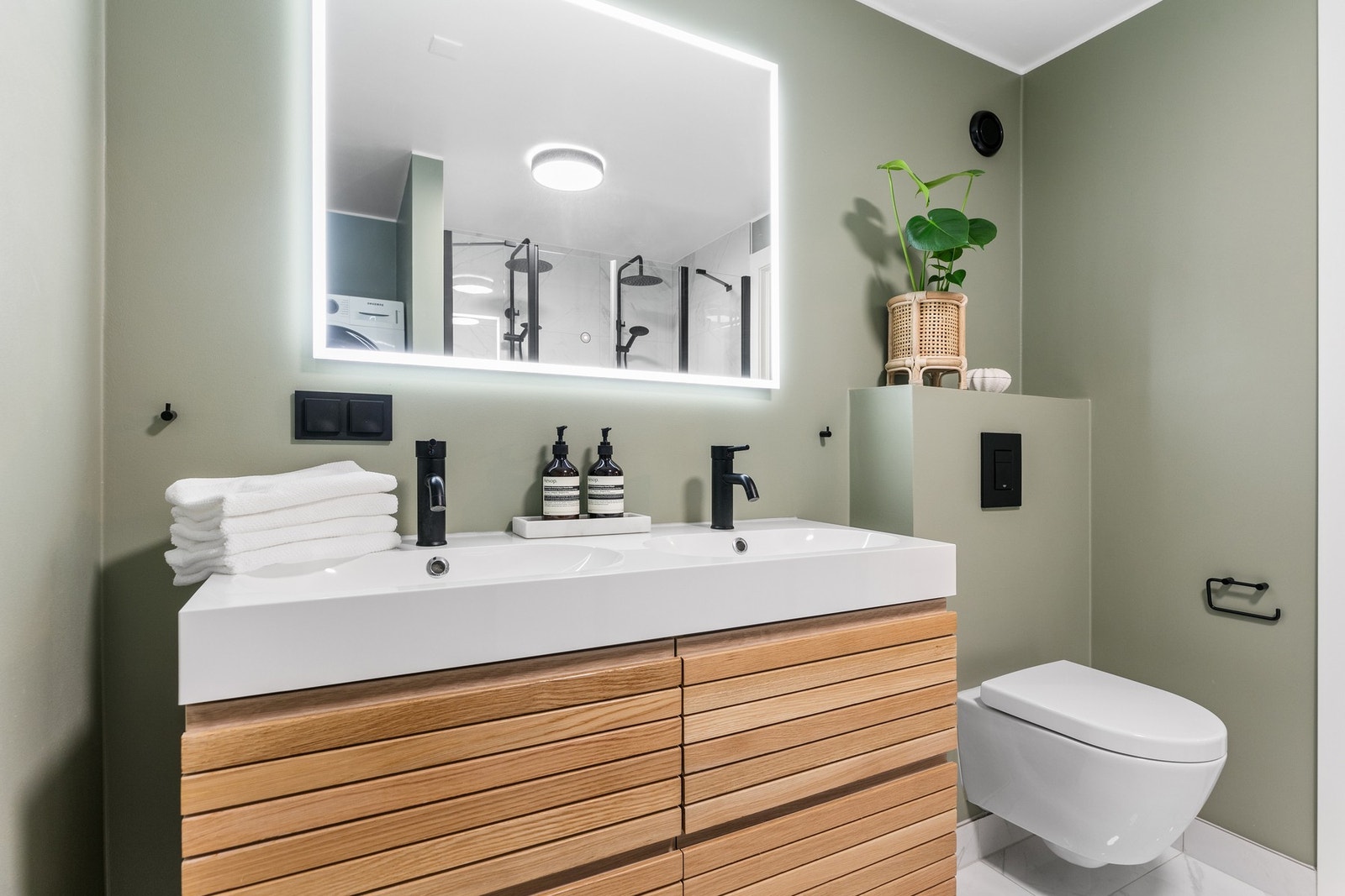 Begge badene i leiligheten ble renovert i 2020/2021 Galleribilde