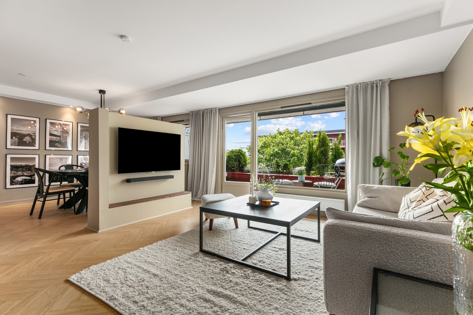 Selger har etablert en praktisk skillevegg med strøm som deler spisestue og sofagruppe for bedre utnyttelse av rommet Galleribilde