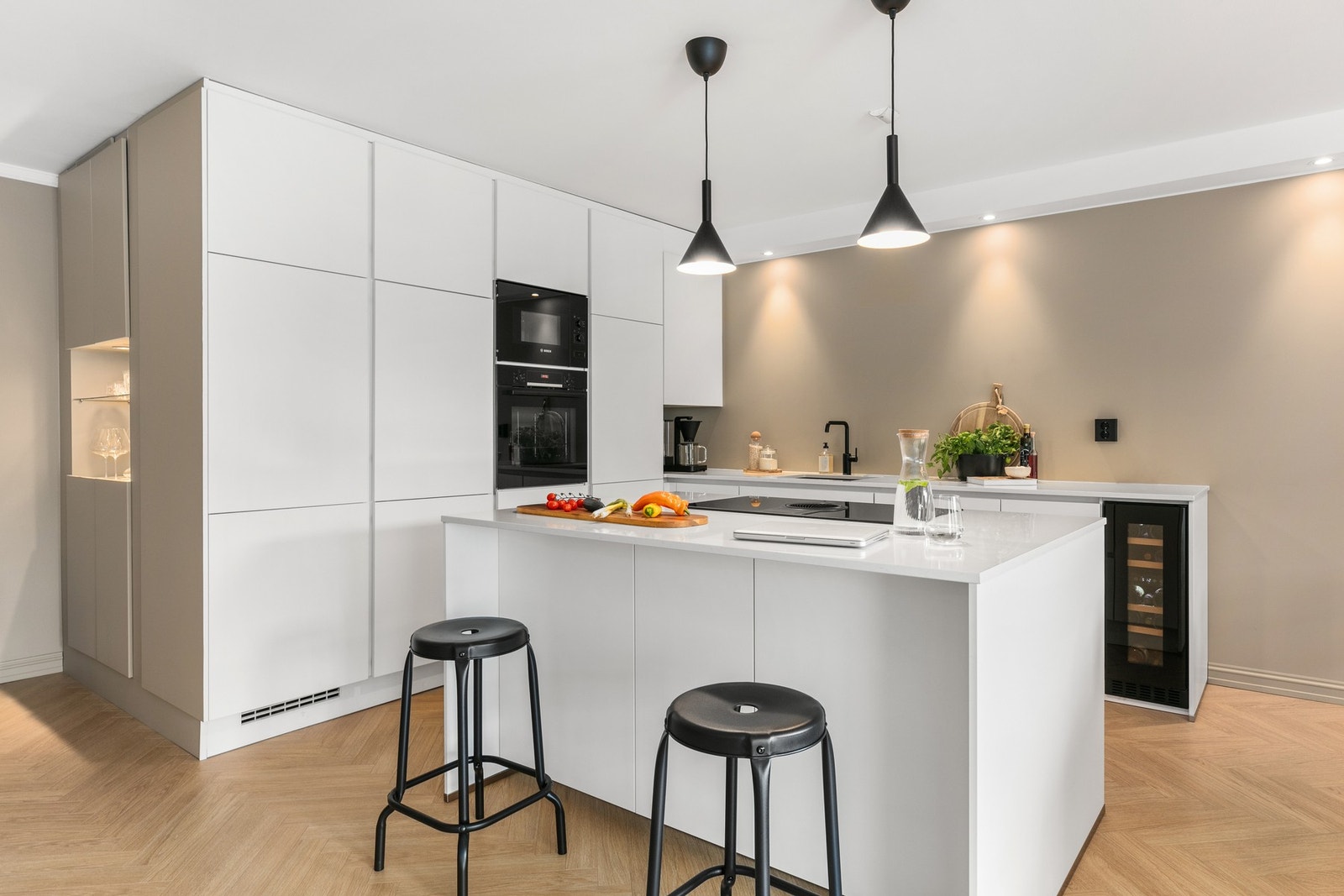 Dagens planløsning er moderne med åpen kjøkkenløsning hvor kjøkkenøya er hjertet i rommet Galleribilde