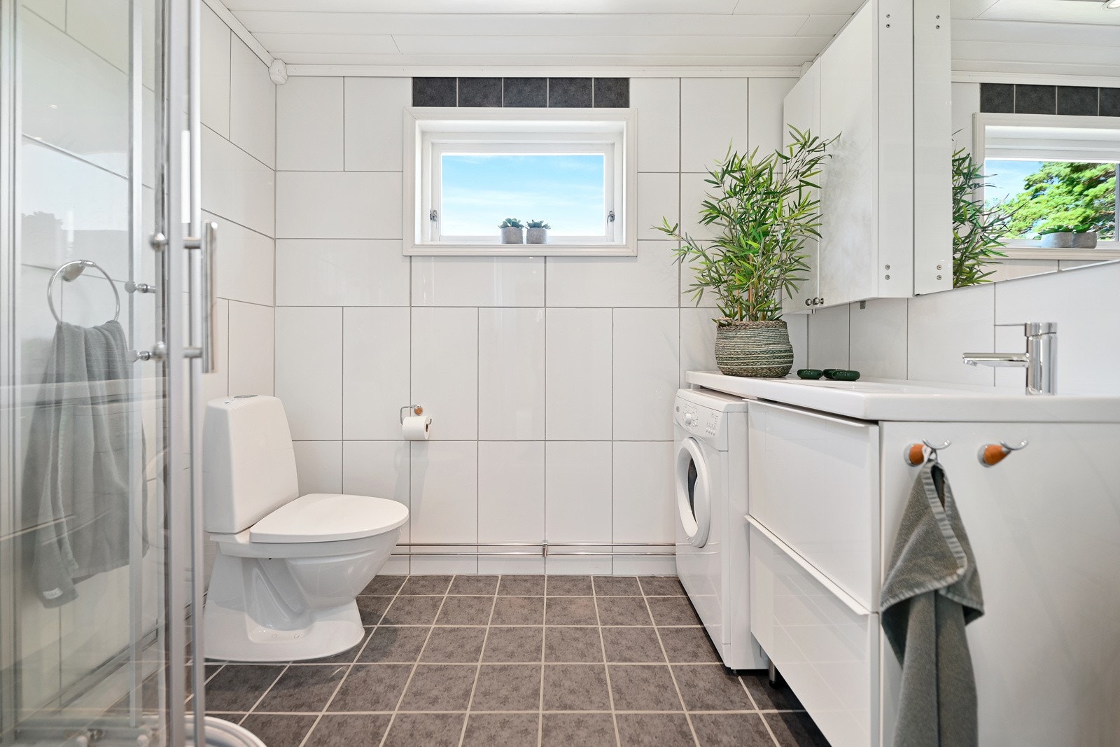 Baderom med alle fasiliteter og gulvvarme Galleribilde