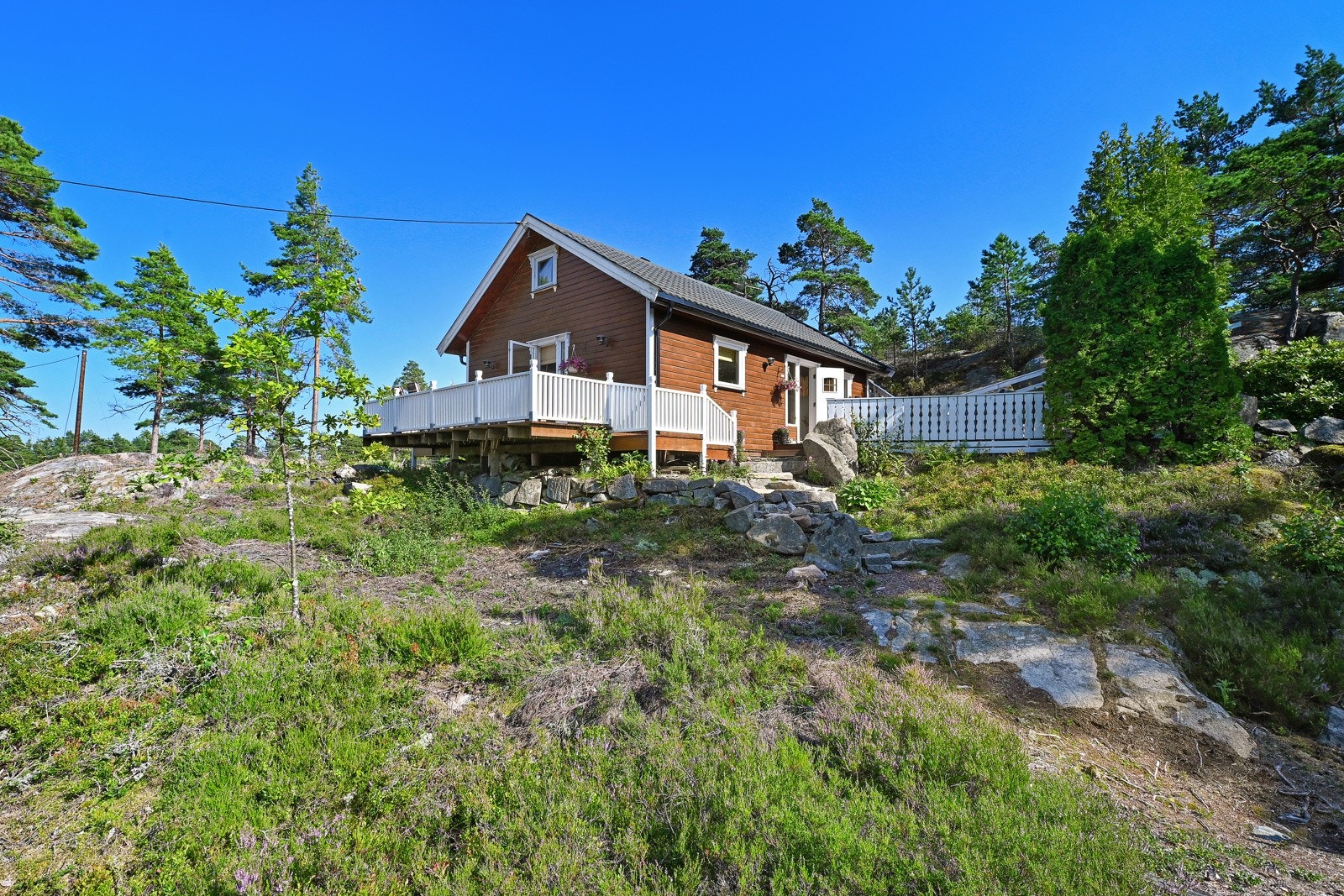 Hytta ligger plassert på en høyde med utsikt mot Karlsøysundet Galleribilde