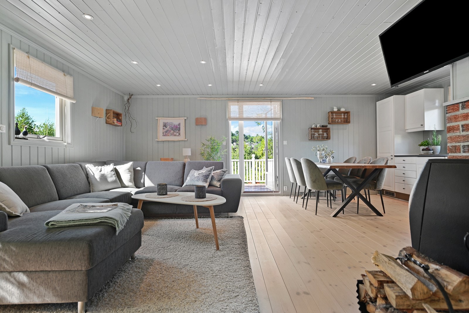 Det er romslig stue med pene, moderne overflater Galleribilde