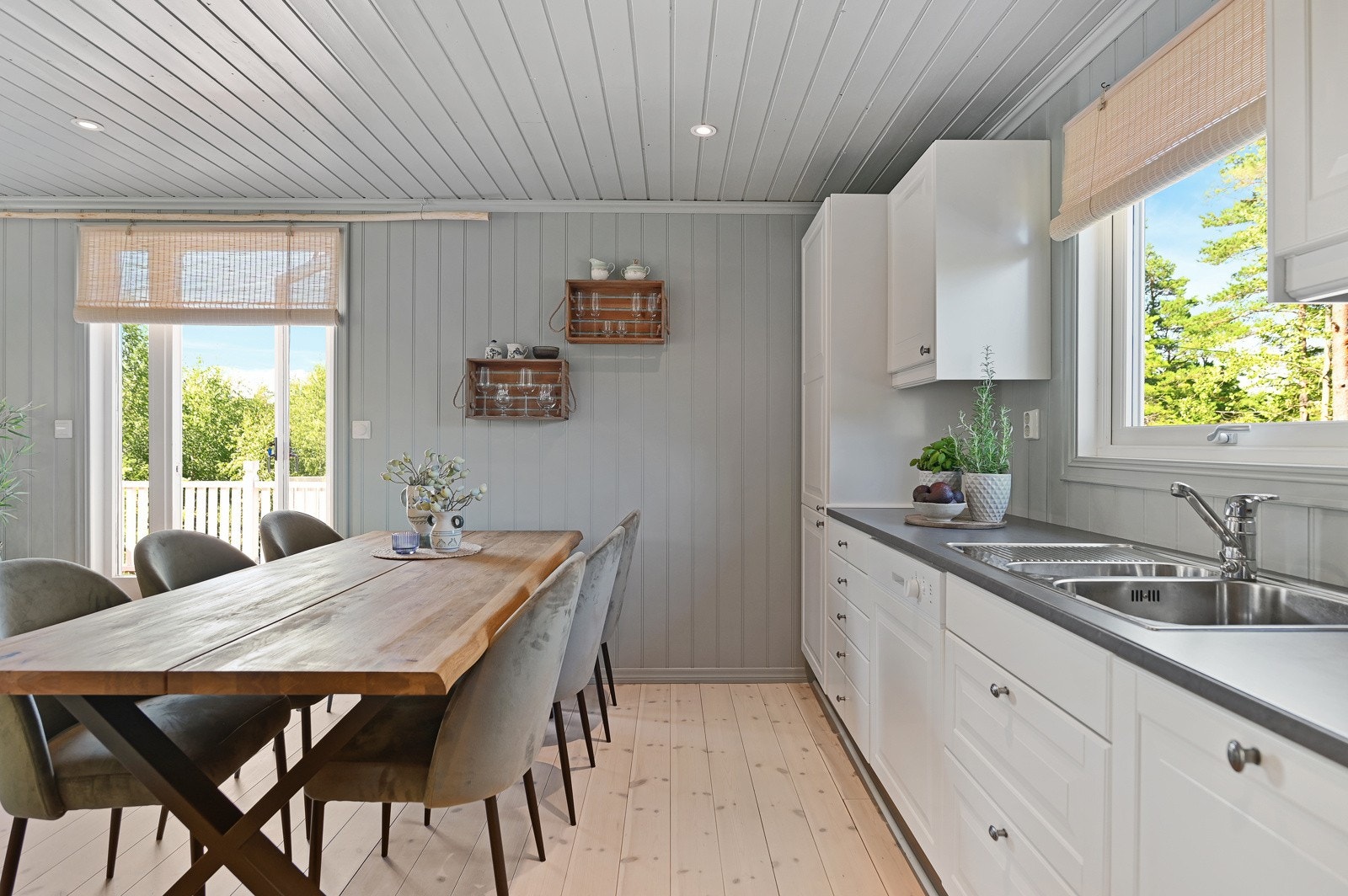 Det er integrerte hvitevarer på kjøkkenet Galleribilde