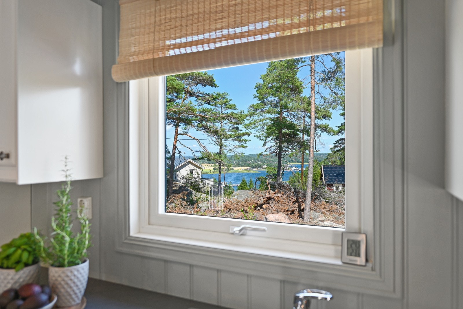 Utsikten fra kjøkkenvinduet Galleribilde