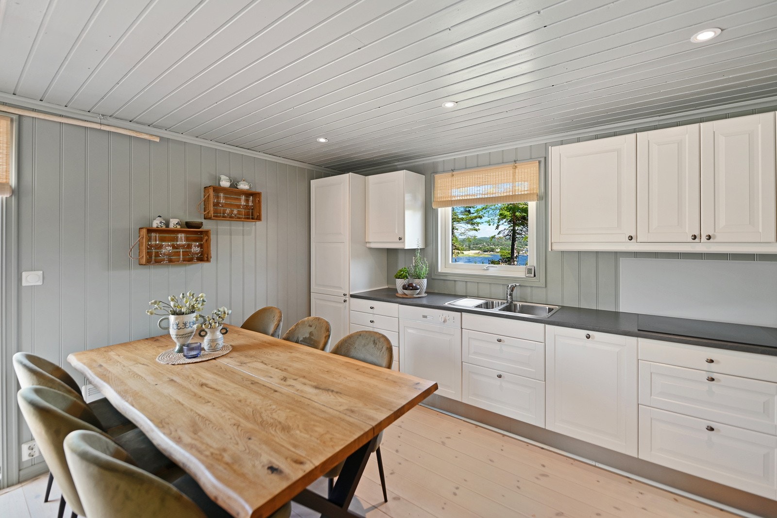 Pen, innbydende kjøkkeninnredning. Rikelig med plass i skuffer og skap Galleribilde