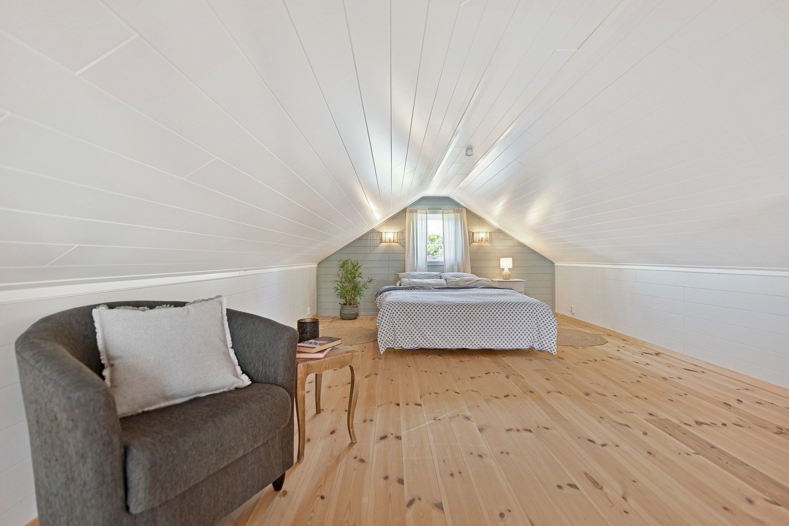 Det er lav himlingshøyde på loft og dette er ikke godkjent oppholdsareal. Galleribilde