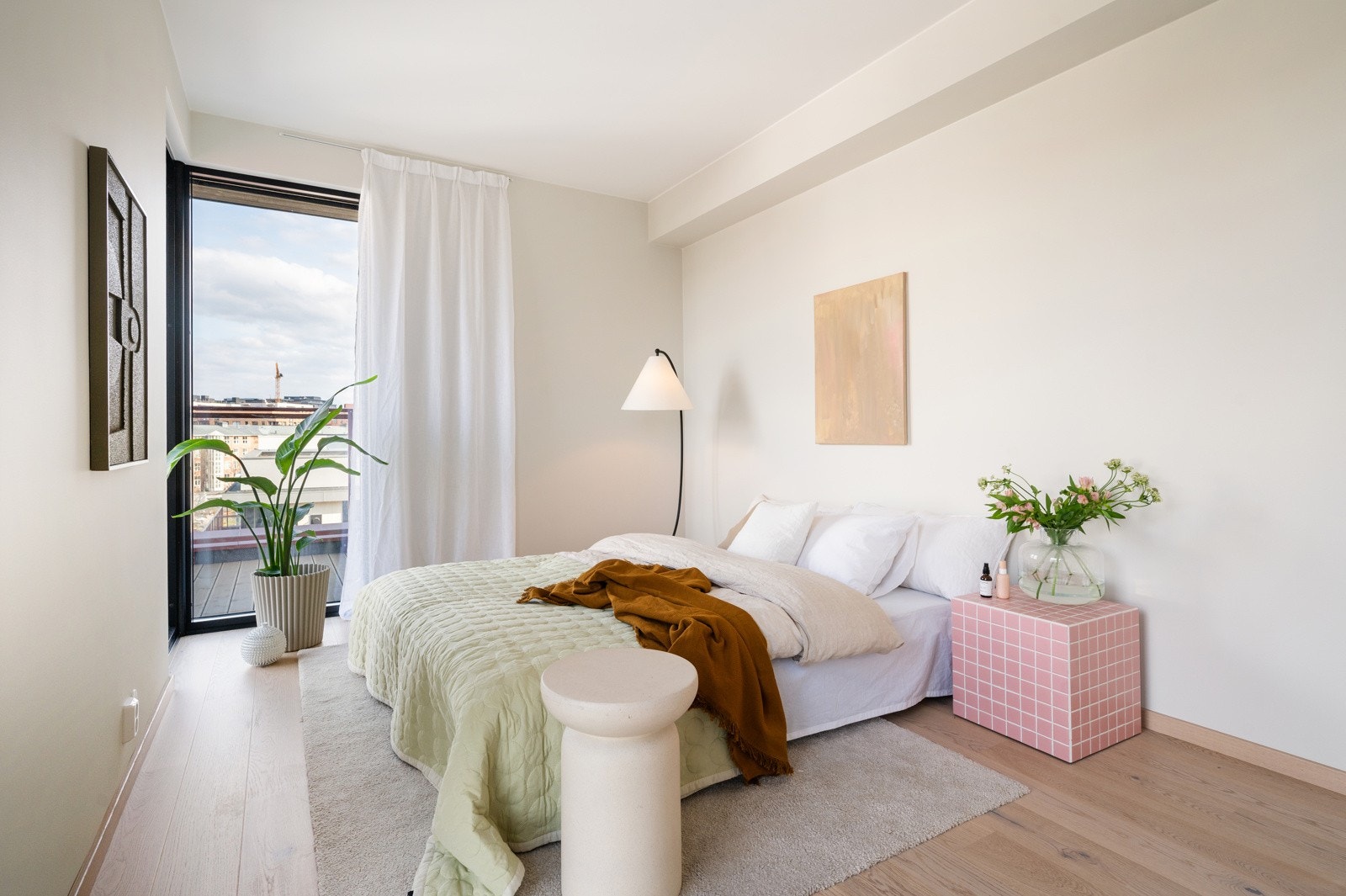 Her er det rikelig med plass til dobbeltseng, nattbord og en stor garderobeløsning - perfekt for deg som ønsker både komfort og god oppbevaring Galleribilde