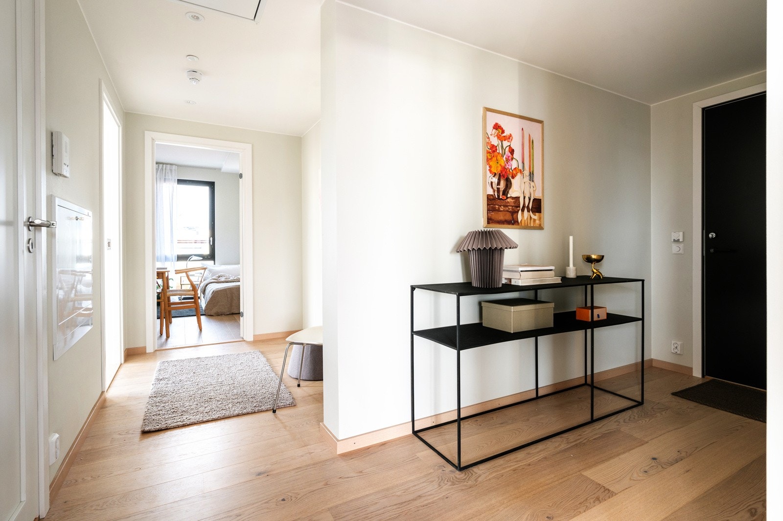 Leiligheten ønskes velkommen med en lys og innbydende entré, hvor 1-stavs hvitlasert eikeparkett og veggfargen Tidløs fra Jotun skaper en rolig og moderne atmosfære Galleribilde