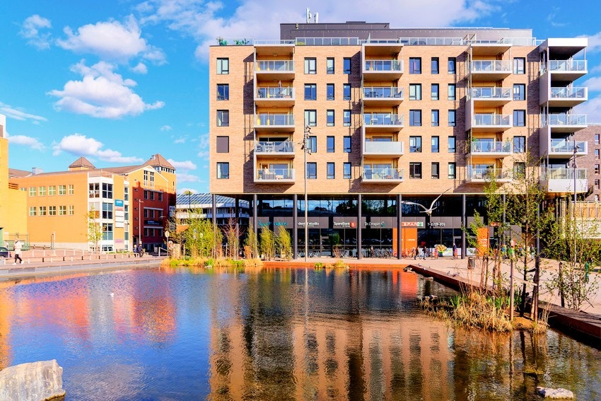 Ensjø torg byr også på flere servicetilbud som Åpent bakeri, Spar, og Vitusapotek Galleribilde