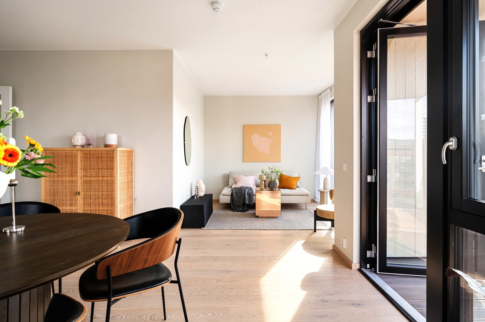 Også herfra har du utgang til den imponerende 47 kvm store terrassen - et herlig uterom som forlenger stuen og inviterer til avslappende dager ute Galleribilde