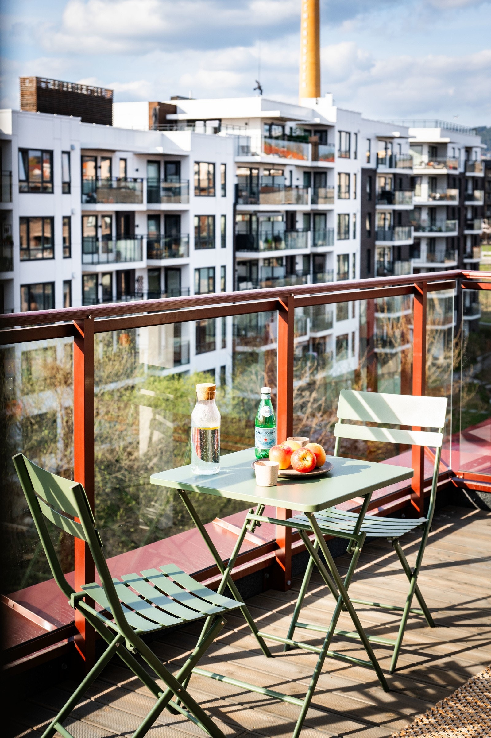 Enten du ønsker frokost i morgensola eller grillmiddag med venner, gir uteplassen fleksibiliteten du trenger Galleribilde