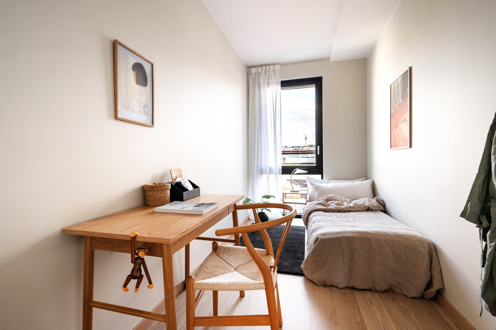 Rommet har god plass til både seng, skrivepult og oppbevaring, og kan enkelt tilpasses ulike behov og livssituasjoner Galleribilde