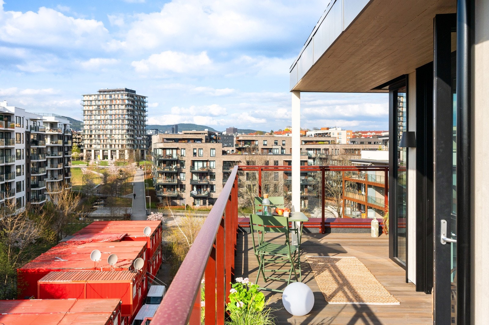 Velkommen ut til en terrasse på hele 47 m² - et luftig uteområde med plass til både avslapning og sosiale stunder Galleribilde