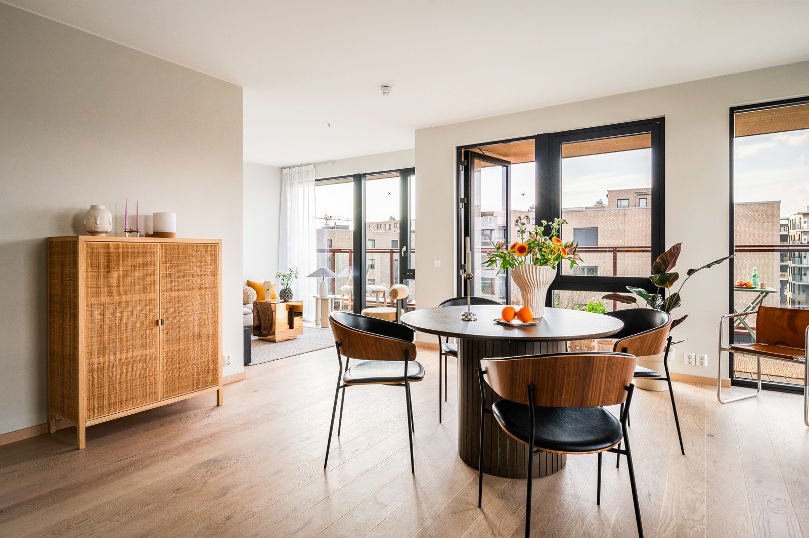 Den åpne forbindelsen mellom kjøkken og stue gjør spisestuen til et naturlig samlingspunkt - perfekt for både hverdagsøyeblikk og lange samtaler rundt bordet Galleribilde