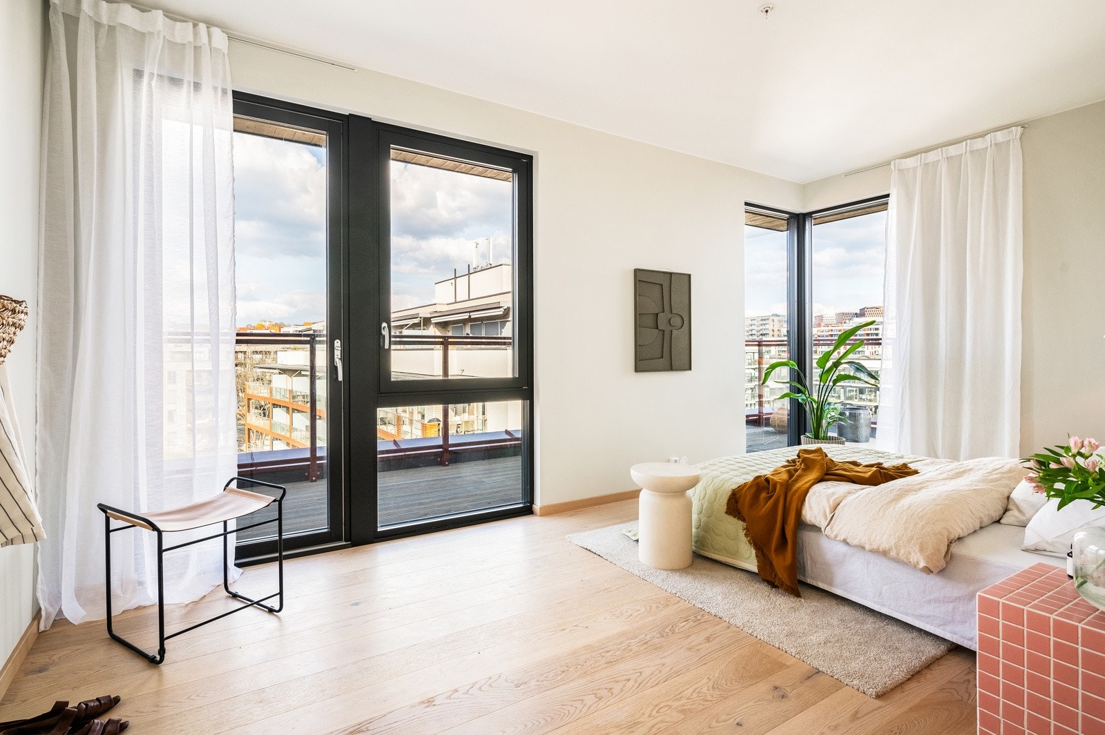 Velkommen inn på hovedsoverommet - et lyst og innbydende rom med god plass til både hvile og oppbevaring, og direkte utgang til den solrike balkongen som forlenger rommet utendørs Galleribilde