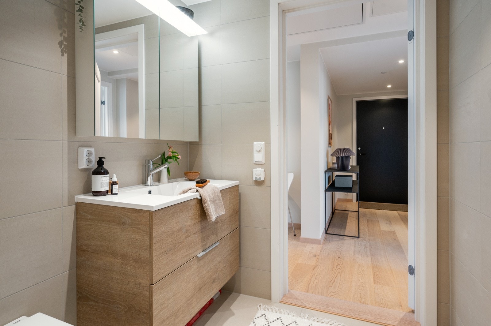 Med tidsriktige materialvalg, smarte løsninger og et helhetlig design fremstår baderommet som både innbydende og funksjonelt Galleribilde