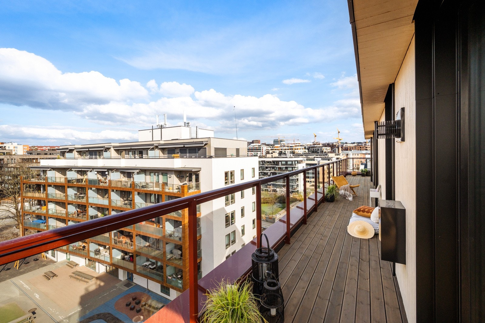 Her er det god plass til både spisegruppe, loungemøbler og grønne planter - perfekt for lange sommerkvelder Galleribilde
