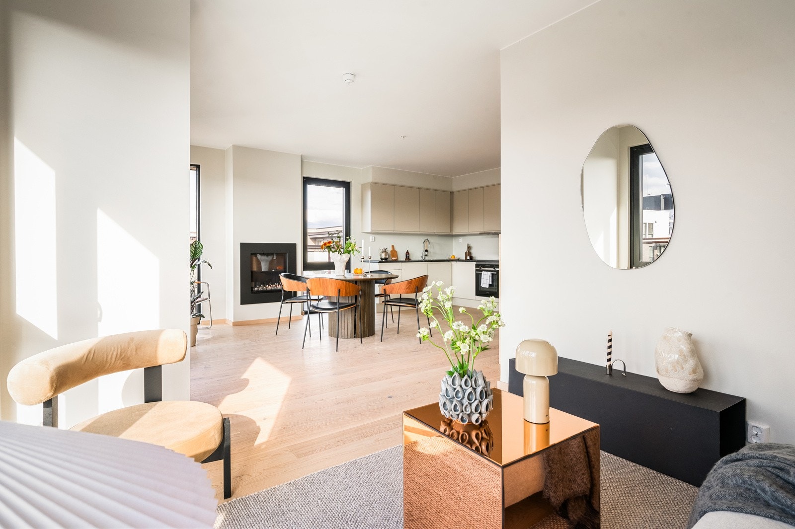 Stuen har en sømløs overgang til både spisestuen og kjøkkenet Galleribilde