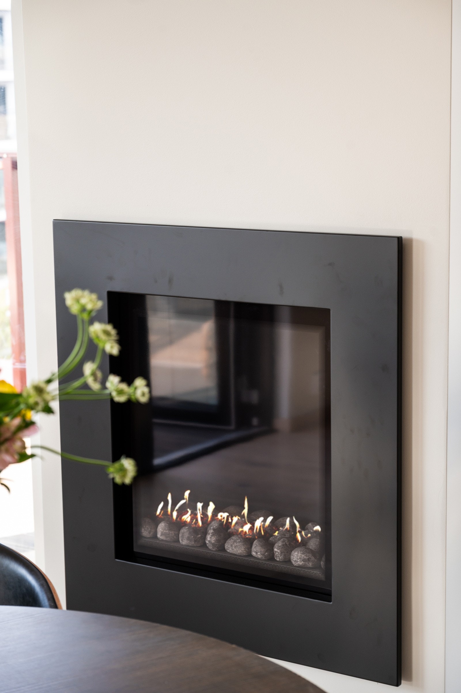 Her er det plass til å samle venner og familie - med gasspeisen som en varm og stemningsfull bakgrunn Galleribilde