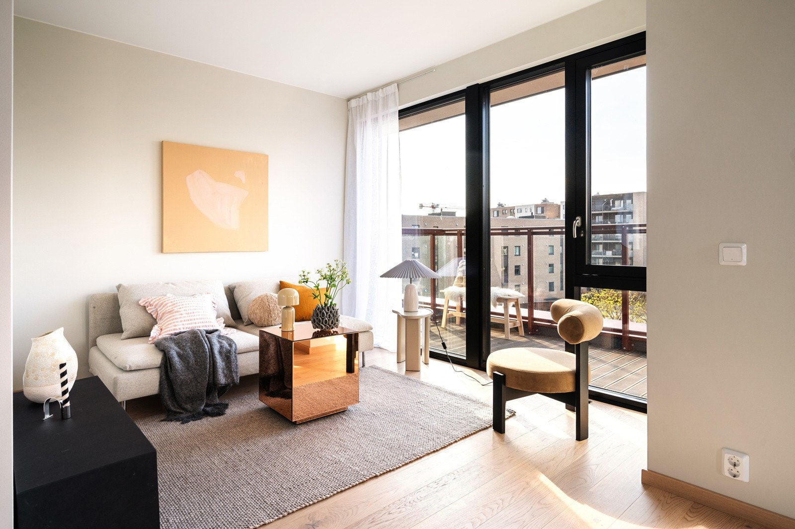 Her får du en stue med gjennomtenkt planløsning og naturlig inndeling i soner Galleribilde