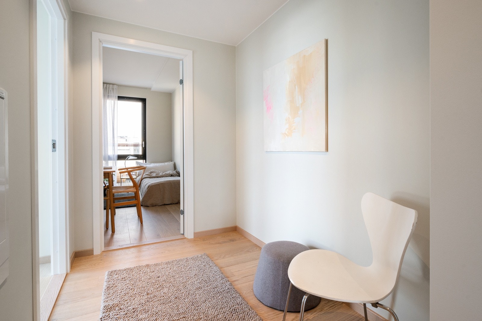 I entreen er det innfelte LED-downlights sørger for behagelig belysning og understreker det gjennomførte uttrykket allerede ved første møte Galleribilde