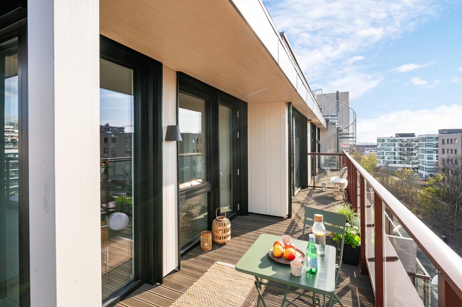 Med tilgang fra flere rom og sol store deler av dagen, er dette en terrasse du faktisk får brukt Galleribilde