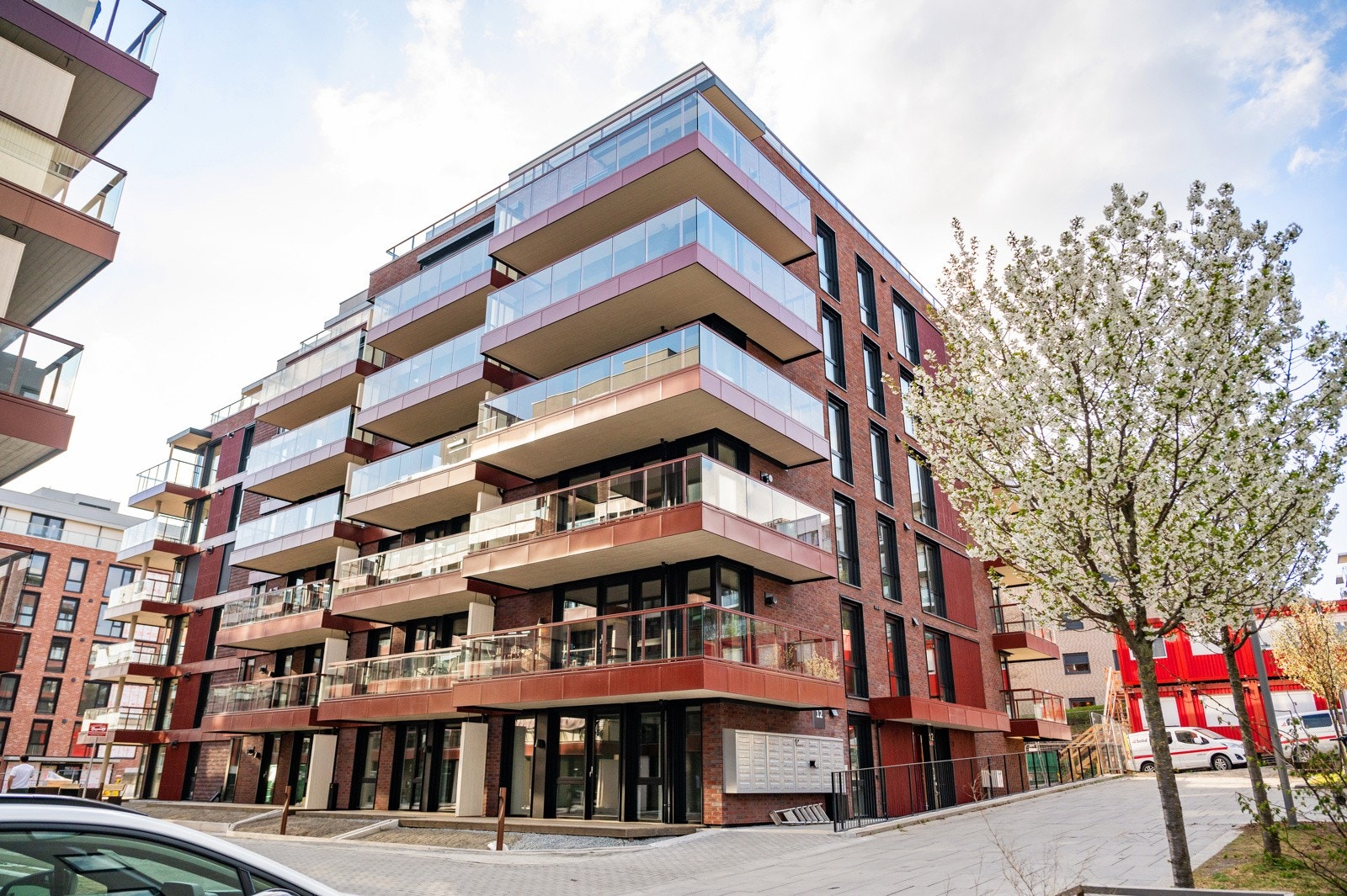 Med Ensjø T-banestasjon like ved, grønne parker i nabolaget og kort vei til både caféer, treningssentre og butikker, ligger Ensjøparken midt i et område som kombinerer det urbane med det naturnære - perfekt for en aktiv og praktisk hverdag Galleribilde