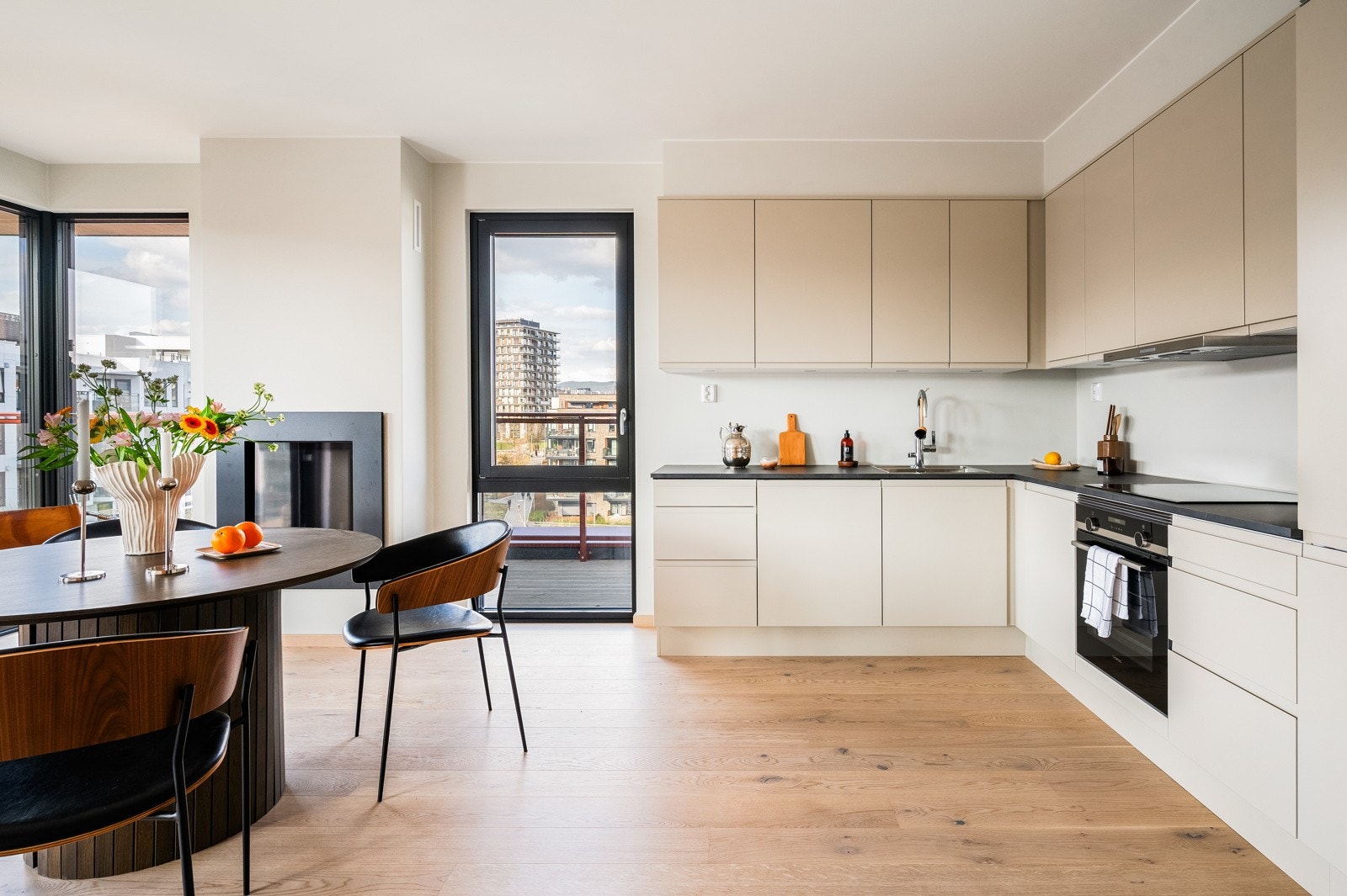 Med helintegrert oppvaskmaskin, induksjonstopp og Slimline ventilator med komfyrvakt og inneklimamåling, får du en kjøkkenløsning som både ser eksklusiv ut og fungerer optimalt i hverdagen Galleribilde