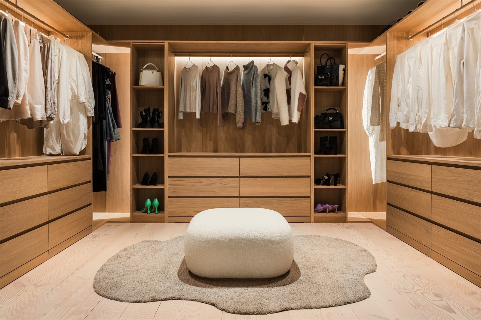 Stor walk-in closet med fin belysning, mellom hovedbad og soveromsdelen. Galleribilde