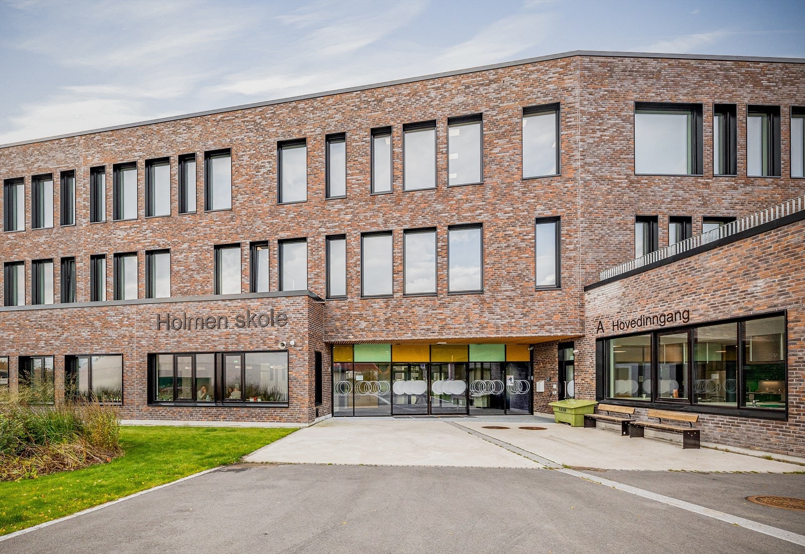 Holmen skole ble åpnet 2018, oppført i moderne arkitektur og med et inkluderende læringsmiljø og et bredt aktivitetstilbud gjennom Aktivitetsskolen (AKS). Galleribilde