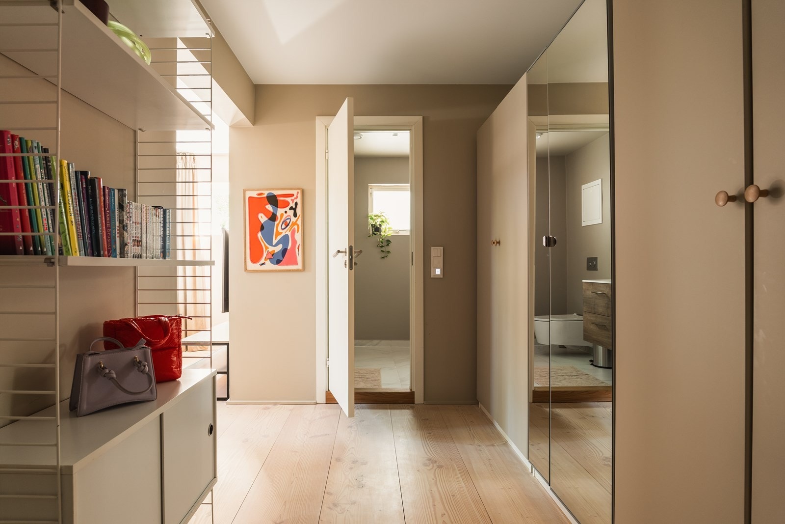 Barnerom på 25 kvm med walk-through garderobe, eget bad og stort hjørnerom med plass for både sofa, dobbeltseng og arbeidspult. Galleribilde