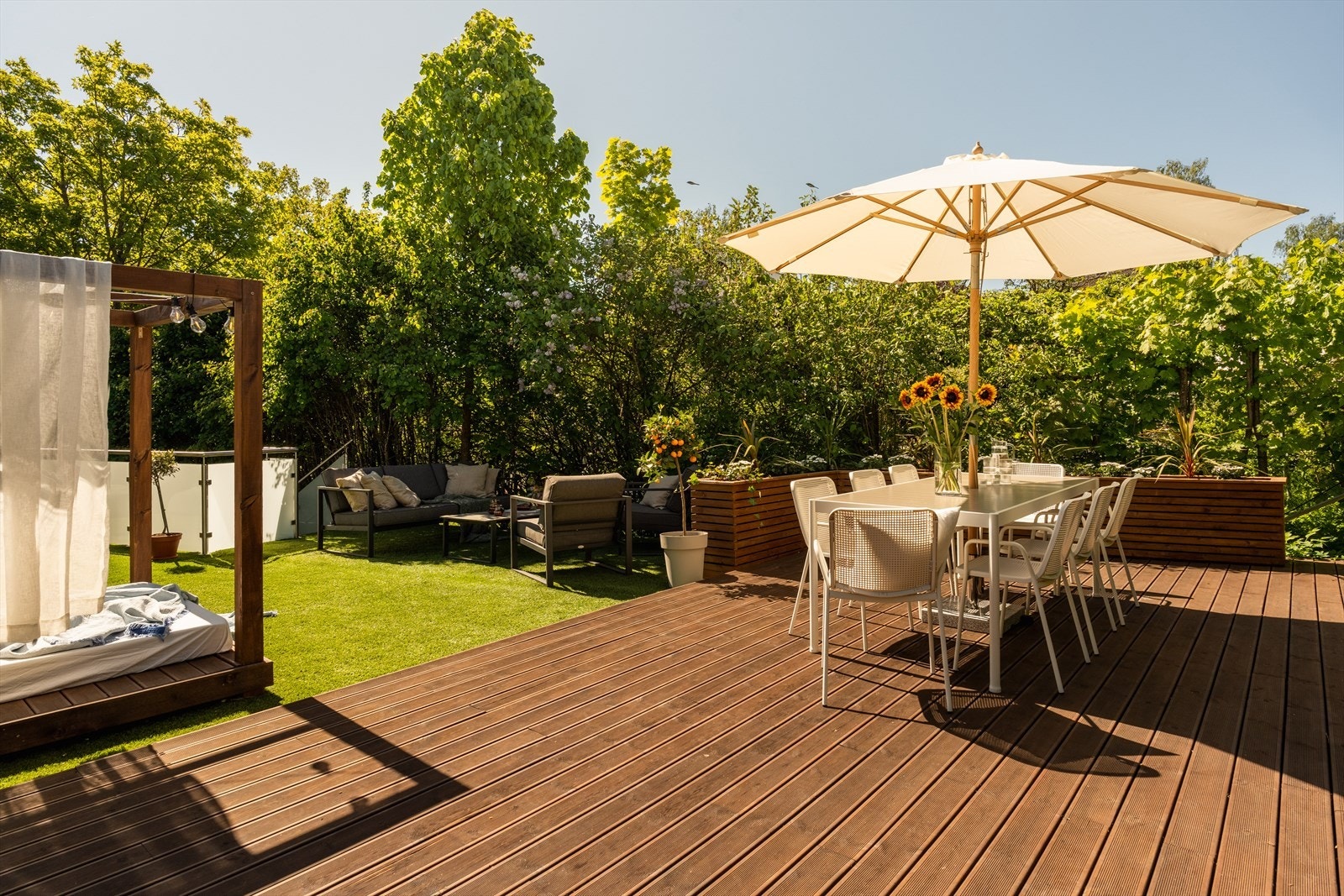 Stor terrasse med plass til langbord for sosiale sammenkomster om sommeren. Galleribilde