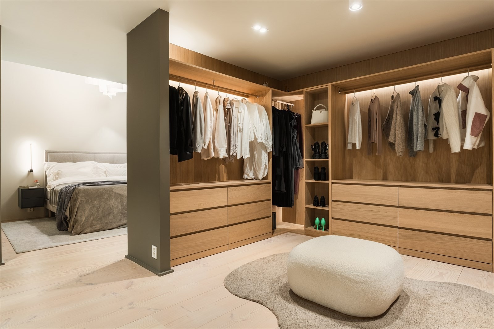 En-suite hovedsoveromsavdeling er på 84 kvm med dobbel takhøyde over seng, walk-in garderobe, stort bad med badstue, samt kontordel og treningsrom. Galleribilde