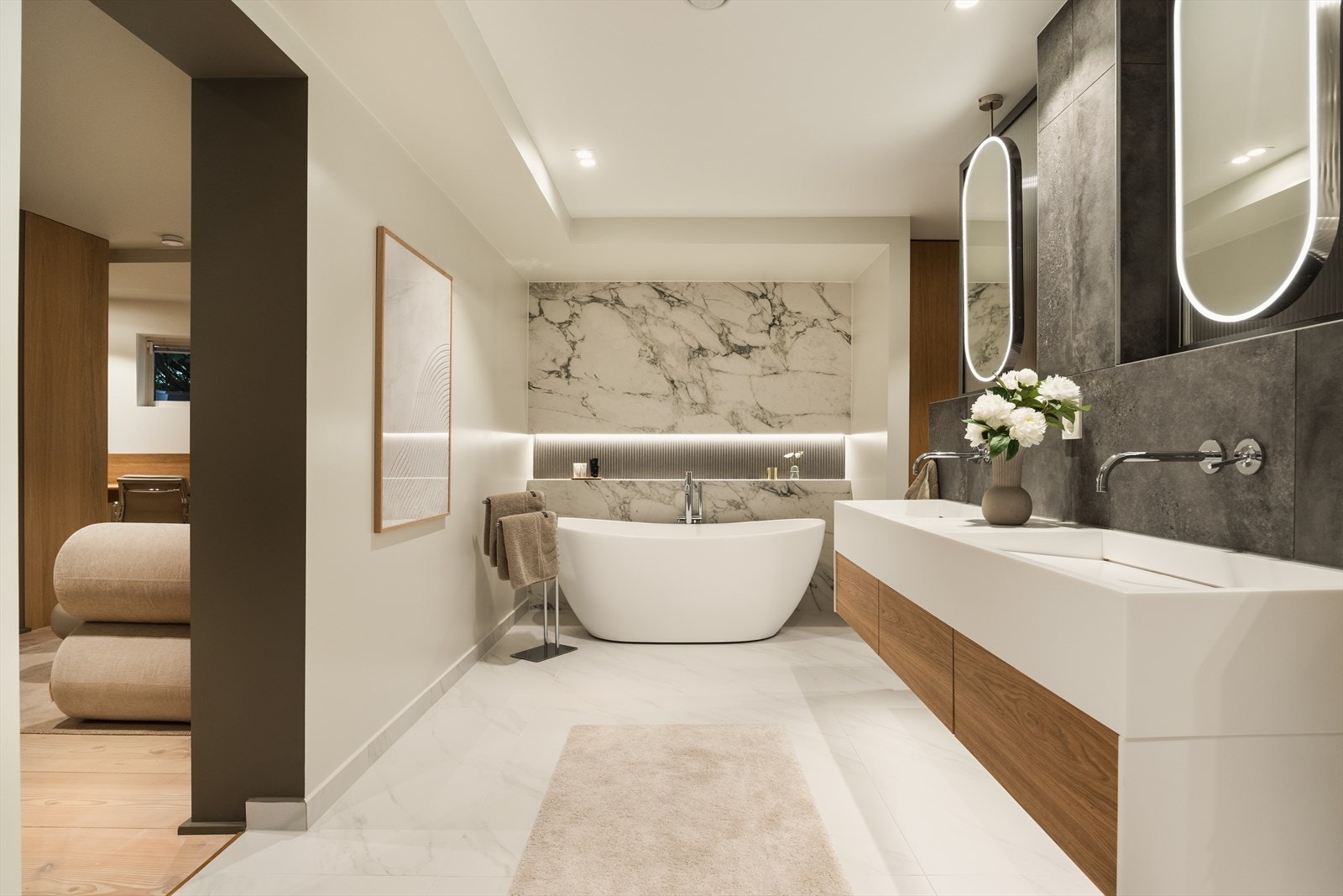 Hovedbad på 18 kvm med dobbelt servant i Corian fra Unique Design Ideas. Store fliser fra Italienske Marazzi samt nisjer med underbelysning. Galleribilde