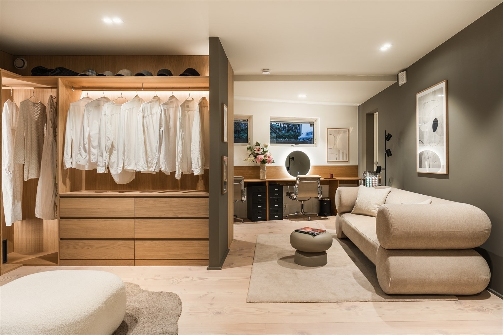 Sett fra soverommet, forbi walk-in mot kontorpult. Badet ligger til høyre før sofa, treningsrommet innerst på høyre side. Galleribilde