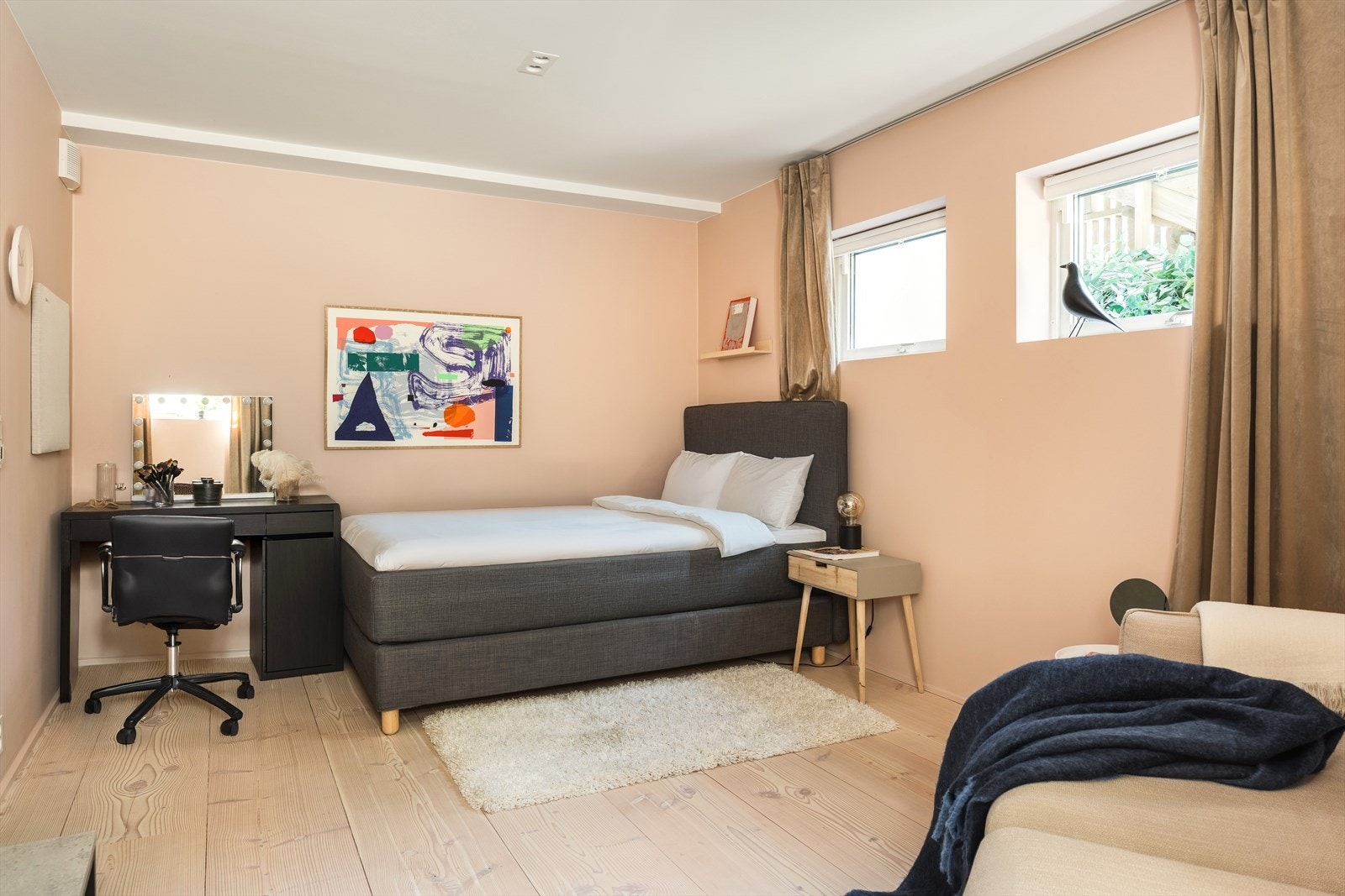 Soverommet er i sum meget romslig og har plass til stor seng i tillegg til skrivebord. Balansert ventilasjon, Dinesen Gulv med gulvvarme. Galleribilde