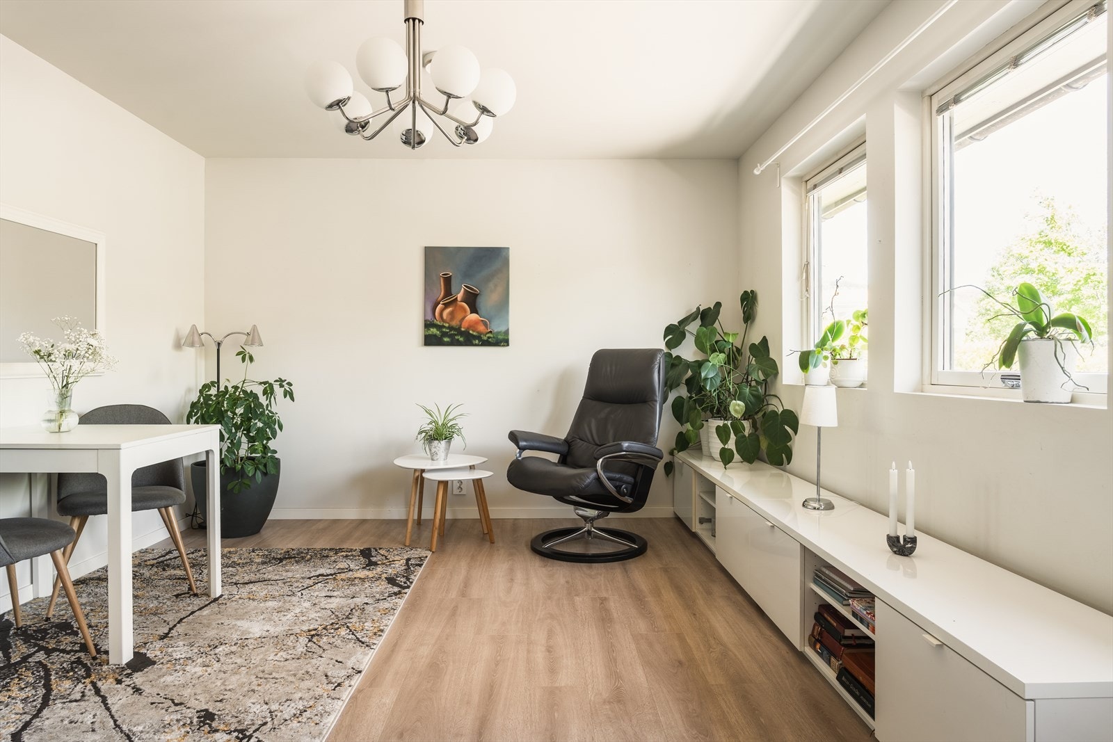 Hvis behovet er 6 soverom tilknyttet hoveddelen kan hybelen omgjøres til soveromsavdeling med eget bad. Stuen blir da et soverom med adkomst fra hoveddelens entré ref alternativ planskisse. Galleribilde