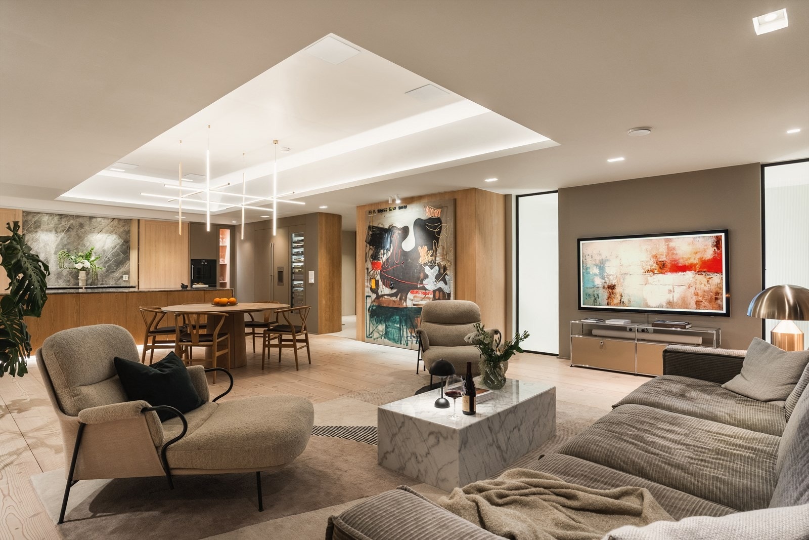 Stuen har stor plass til sofagruppe og loungestoler, perfekt for sosiale sammenkomster. Galleribilde