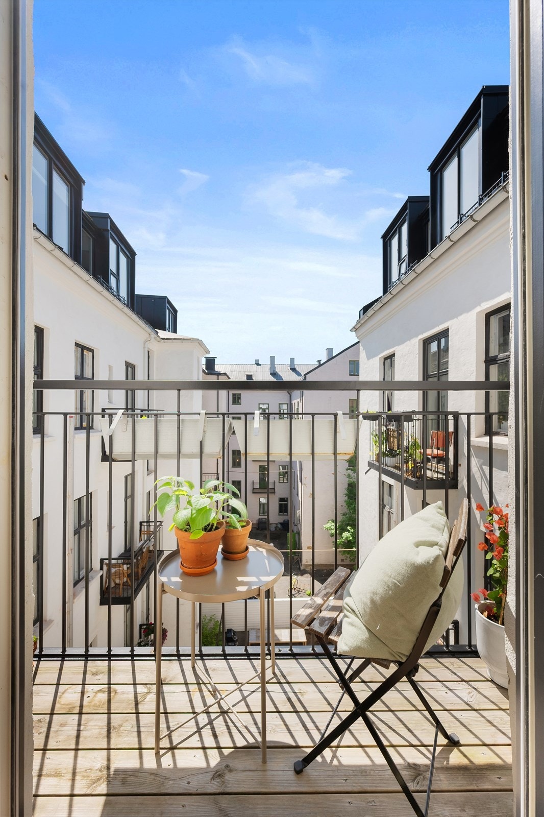 Hyggelig balkong på ca. 1,6 kvm med utgang fra hovedsoverommet. Galleribilde