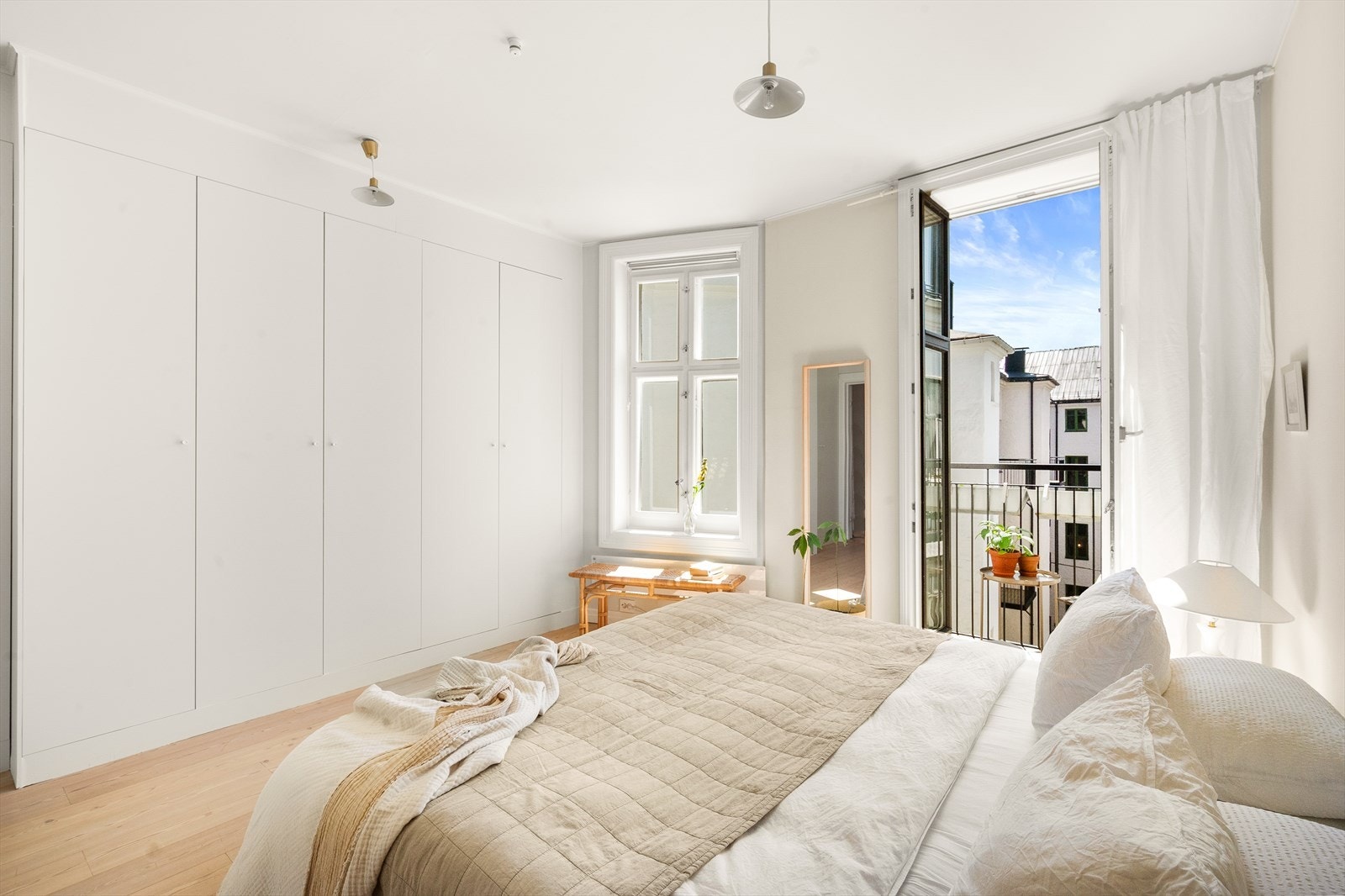 Lekkert, integrert garderobeskap med mye oppbevaringsplass. Galleribilde